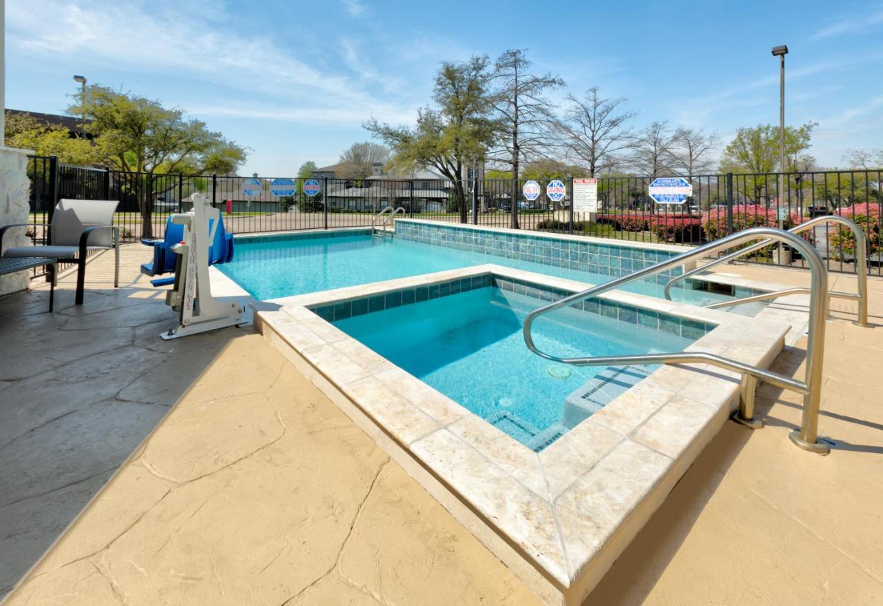 Holiday Inn Express & Suites - Dallas Park Central Northeast By Ihg Exterior photo