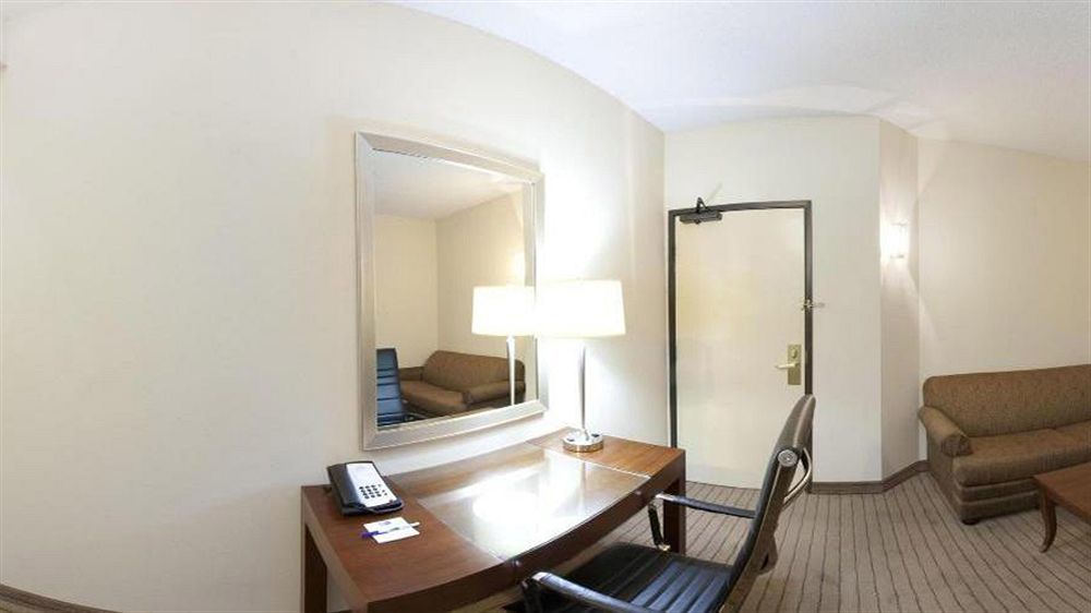 Holiday Inn Express & Suites - Dallas Park Central Northeast By Ihg Exterior photo