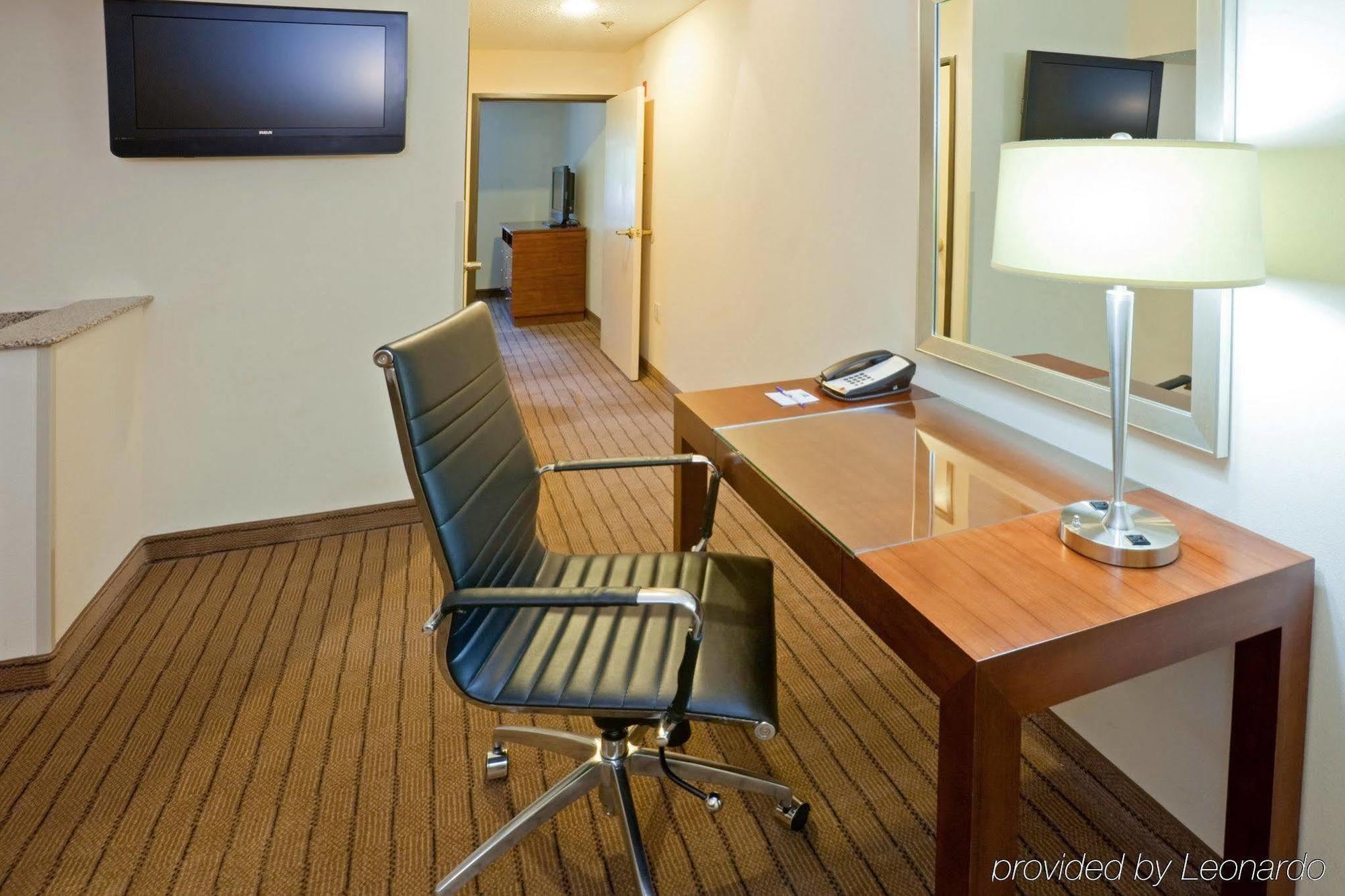 Holiday Inn Express & Suites - Dallas Park Central Northeast By Ihg Room photo